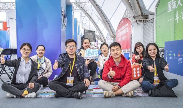 张志鹏（前排左二）与他的梦想吧团队